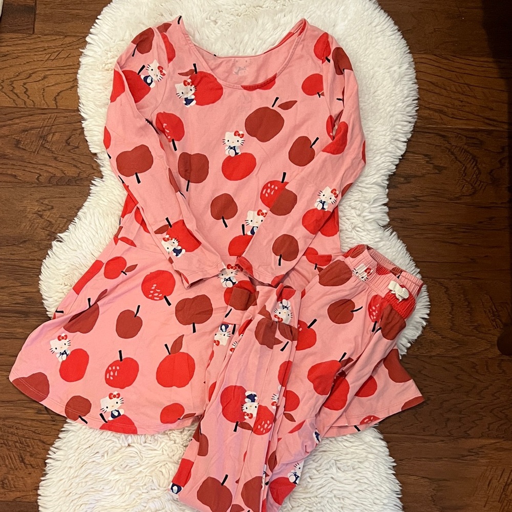 Hello Kitty dress and legging Apple set! 🍎